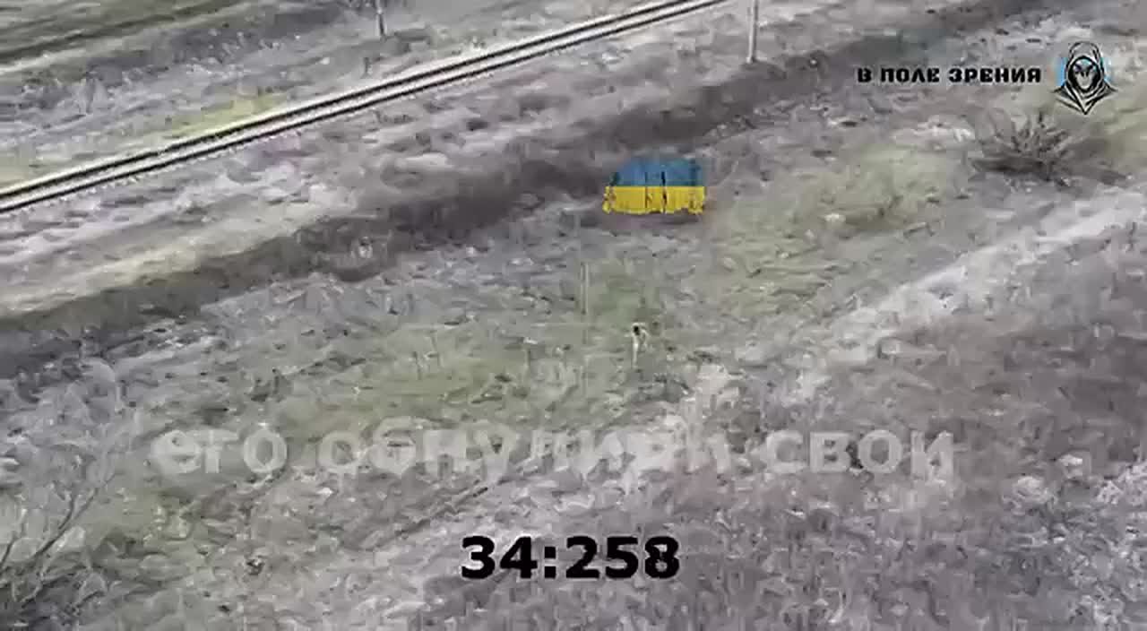 Всушник, пытавшийся сдаться в плен нашим бойцам, получает fpv-дрон в спину от своих же