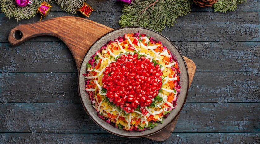 Праздник живота. Врач объяснил, как сделать оливье и селедку под шубой более легкими