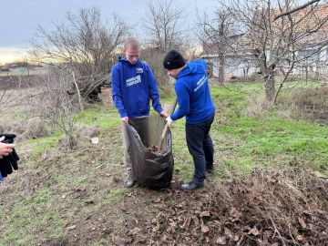 Пензенские волонтеры помогли навести порядок около дома пожилого жителя Токмака