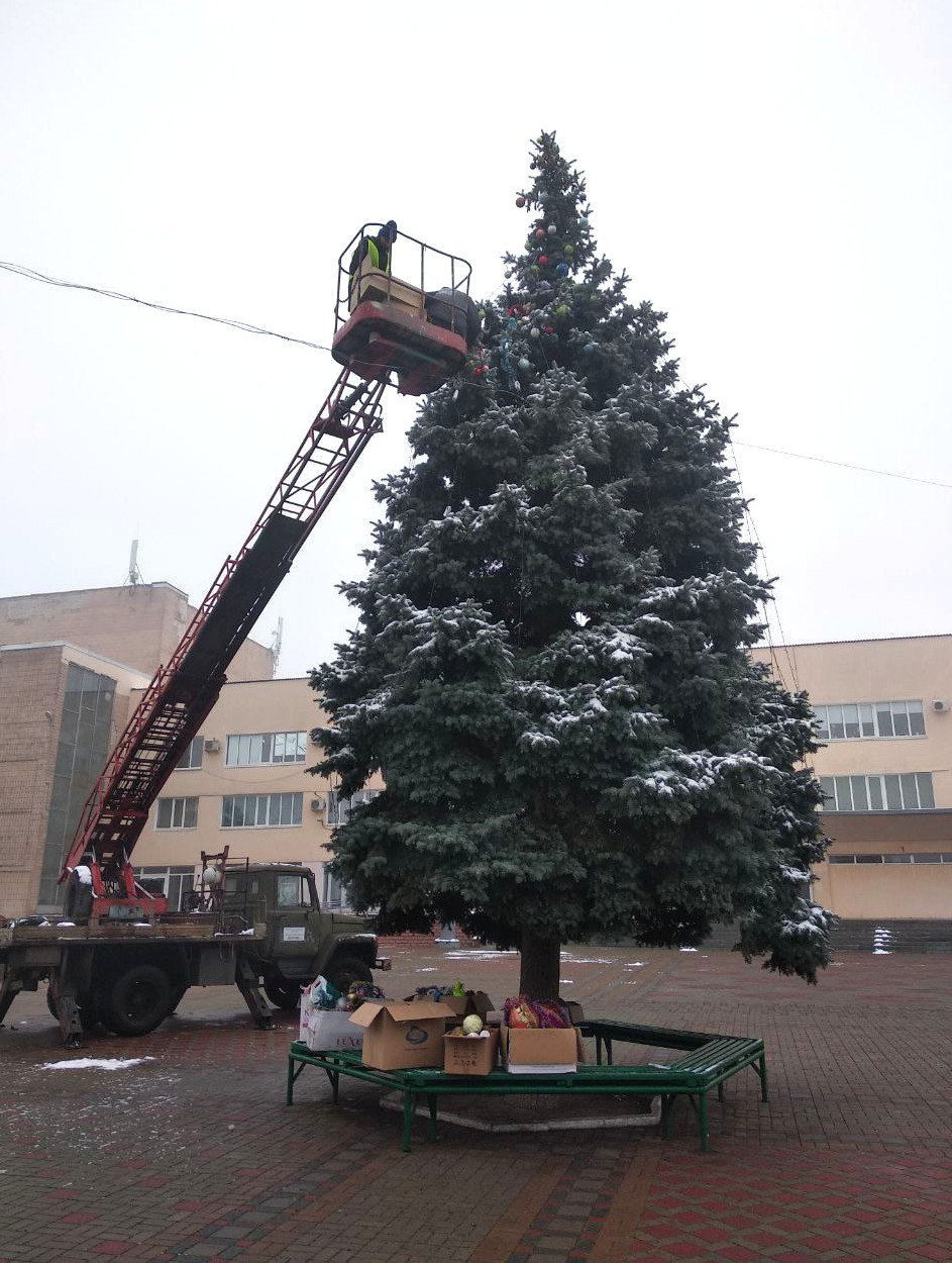 В Токмаке коммунальщики начали украшать главную новогоднюю елку города