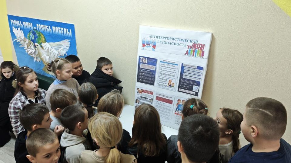 В Акимовской центральной библиотеке библиотекарь рассказала школьникам об определении понятия «терроризм», о том, какую угрозу несет терроризм всему человечеству