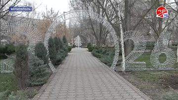 Специалисты коммунального предприятия «Горсвет» завершают подготовку города к новогодним праздникам