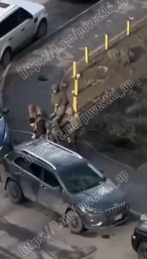 За ногу, да по асфальту и в бус