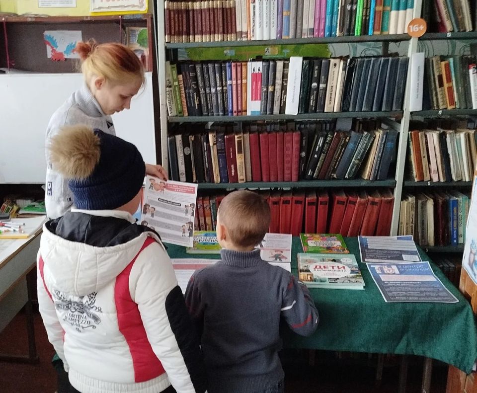 В Петровской сельской библиотеке состоялась важная профилактическая беседа с юными читателями, посвящённая вопросам безопасности в современном мире