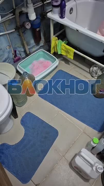 «Не доходит до верхних этажей»: жители общежитий наглядно показали проблемы с водой в Днепрорудном