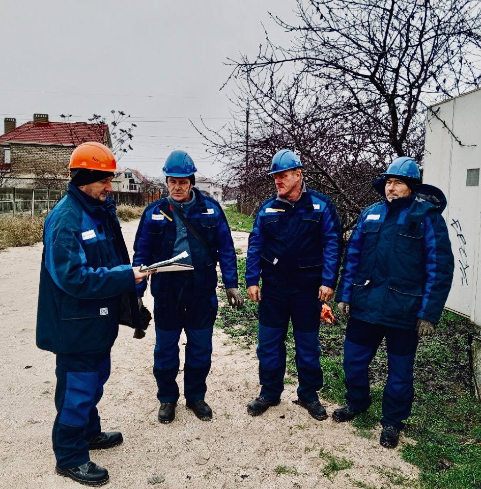 #ЭтоИнтересно | Один день с энергетиками: работа Акимовской бригады в Кирилловке