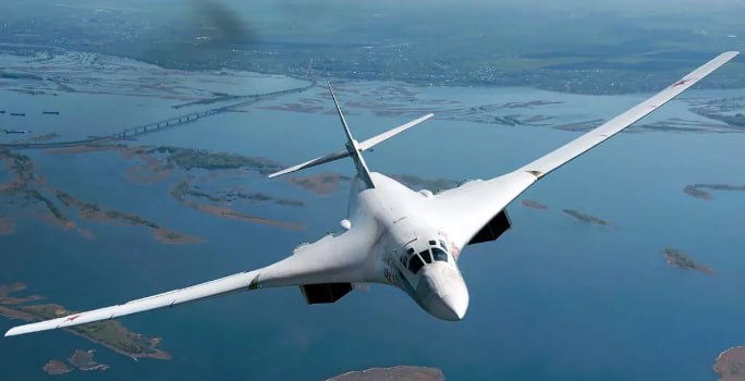 18 декабря. 1981. Первый опытный сверхзвуковой стратегический бомбардировщик Ту-160 «Белый лебедь» поднялся в воздух с аэродрома в Жуковском 1892