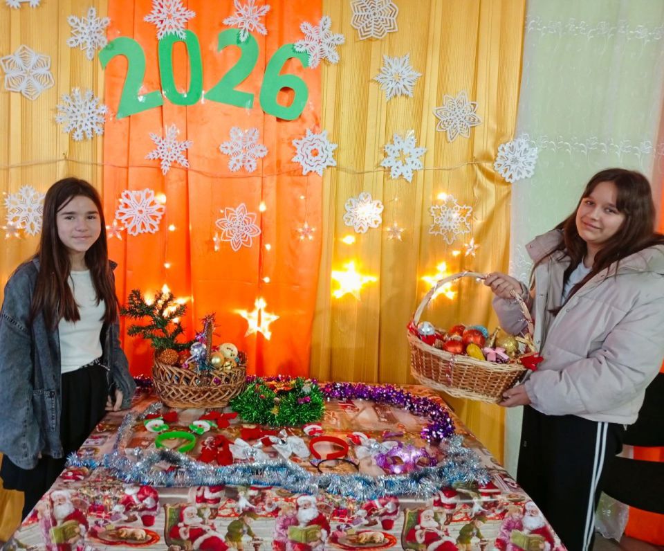 "ЁЛКУ ВМЕСТЕ МЫ УКРАСИМ!". Вот и наступила самая волшебная пора - время готовиться к Новому году! И какой же праздник без пушистой красавицы - ёлки?