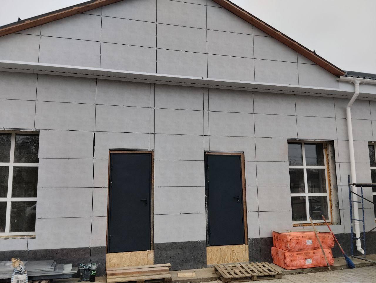 Дагестанцы продолжают благоустраивать спортшколу «Олимп» в пгт Михайловка