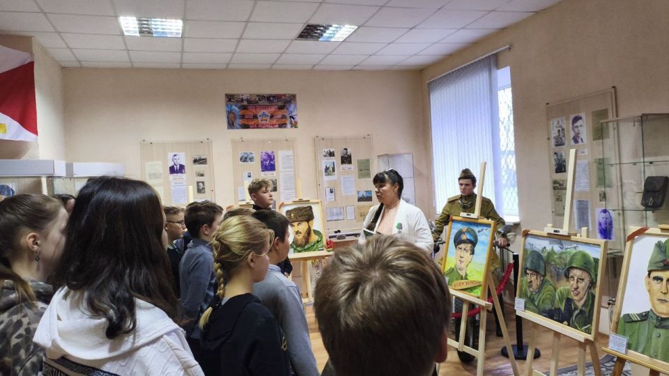 18 декабря в МБУ «Приазовский краеведческий музей» состоялось закрытие выставки « О подвиге, о доблести, о славе», вызвавшей интерес у жителей поселка, приятным сюрпризом для посетителей стало присутствие автора работ-...