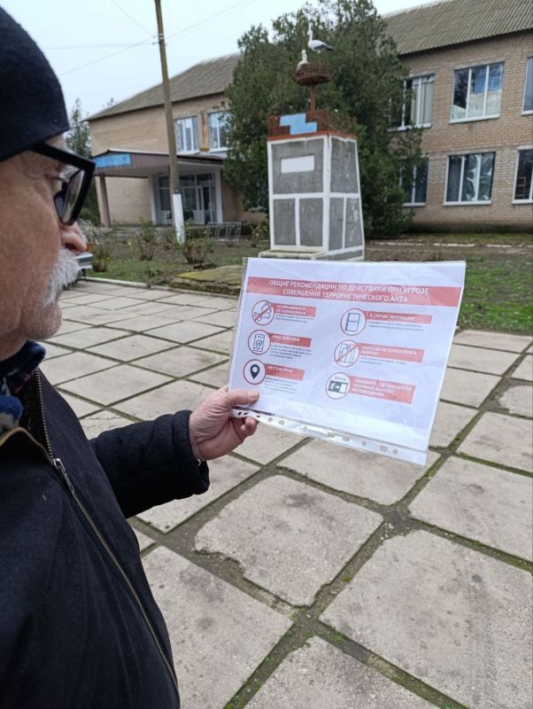 Чернозёмненский сельский дом культуры совместно с библиотекой провели важное и необходимое мероприятие: беседа-инструктаж для людей старшего поколения "Действия при угрозе теракта"