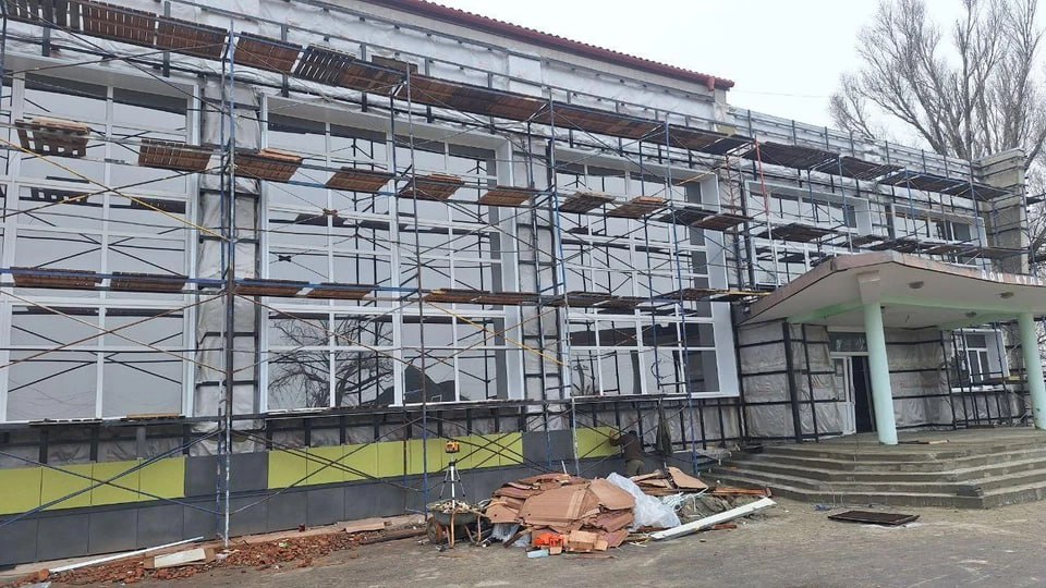 Архангельские шефы ремонтируют фасад дома культуры в Терпенье