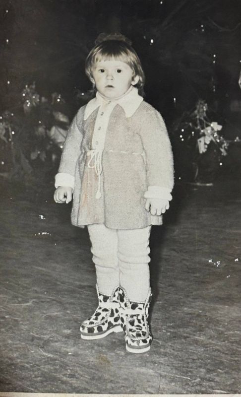 Конкурс "Новогодняя сказка" активно поддержали сотрудники администрации Акимовского муниципального округа! Ожерелья из короны и фольги, платья расшитые дождиком и неподдельная детская радость в глазах