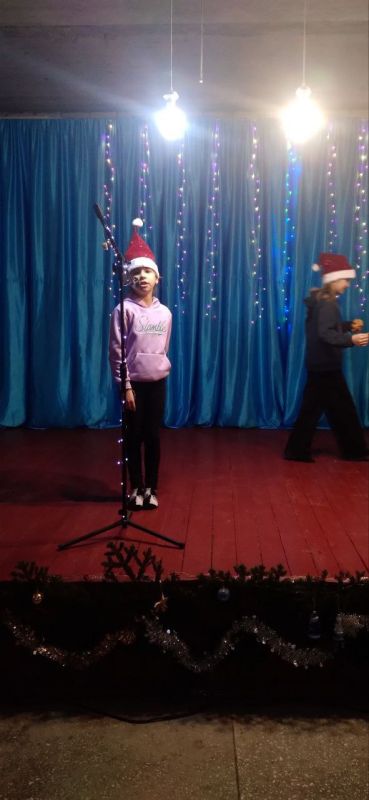 В учреждениях культуры Акимовского муниципального округа идут завершающие подготовительные мероприятия! Ёлки наряжаются, снежинки вырезаются, гирлянды зажигаются, песни и танцы отрепетированы! К встрече нового года готовы!