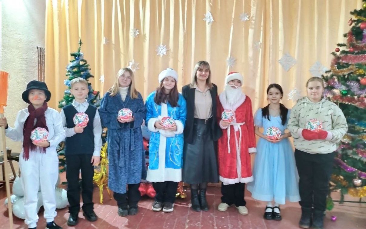 Волшебство школьной сцены: "Путешествие в сказку" зажигает огни!