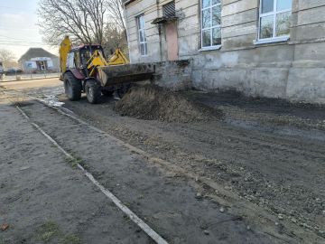 Коммунальщики проводят работы по благоустройству Токмакского муниципального округа