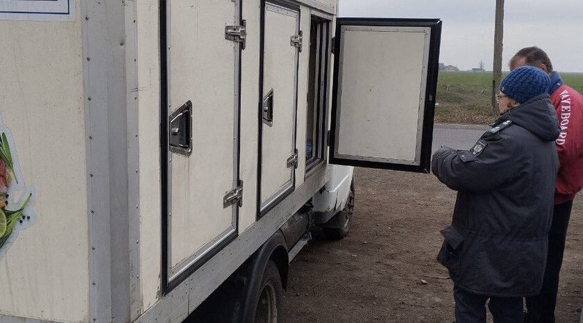 В Запорожской области пытались провезти 1,3 т молока и колбасы без документов
