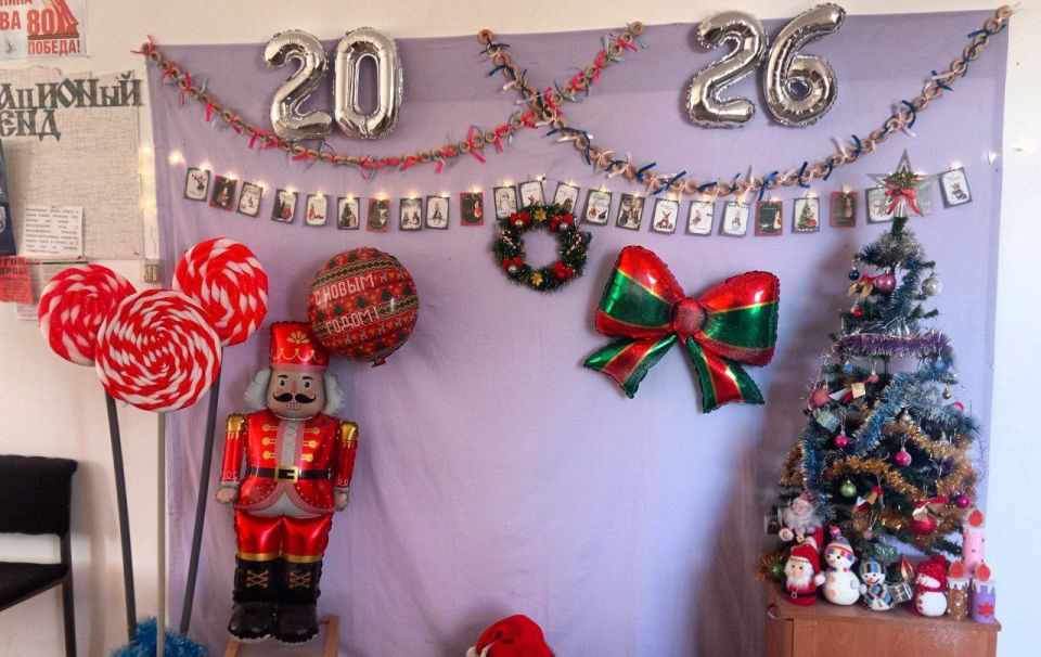 В преддверии наступающего Нового 2026 года в уютных стенах Ботиевской администрации открылась уникальная тематическая фотозона под названием «Момент волшебства 2026»