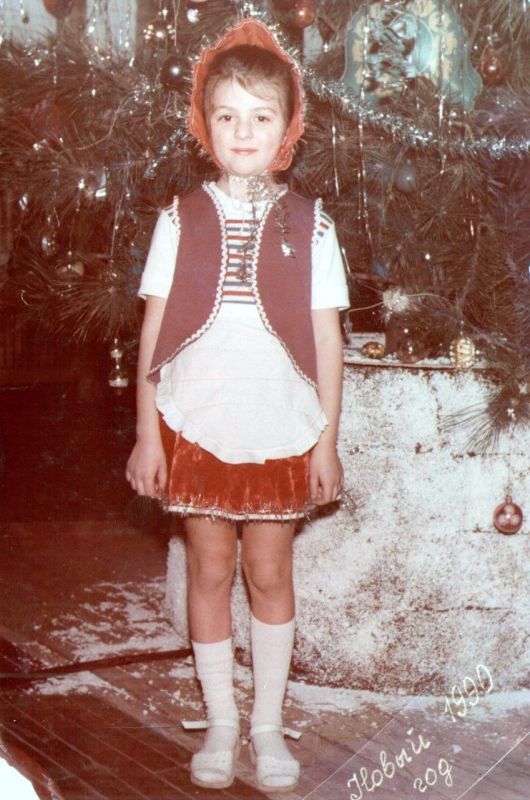 Сотрудники Акимовского районного историко- краеведческого музея поделились своими детскими новогодними фото!