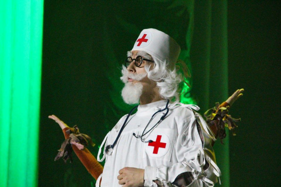 Показ детского спектакля «Доктор Айболит и Бармалей» в постановке севастопольского Государственного ансамбля танца «Черное море» прошел в Областном центре искусств и народного творчества