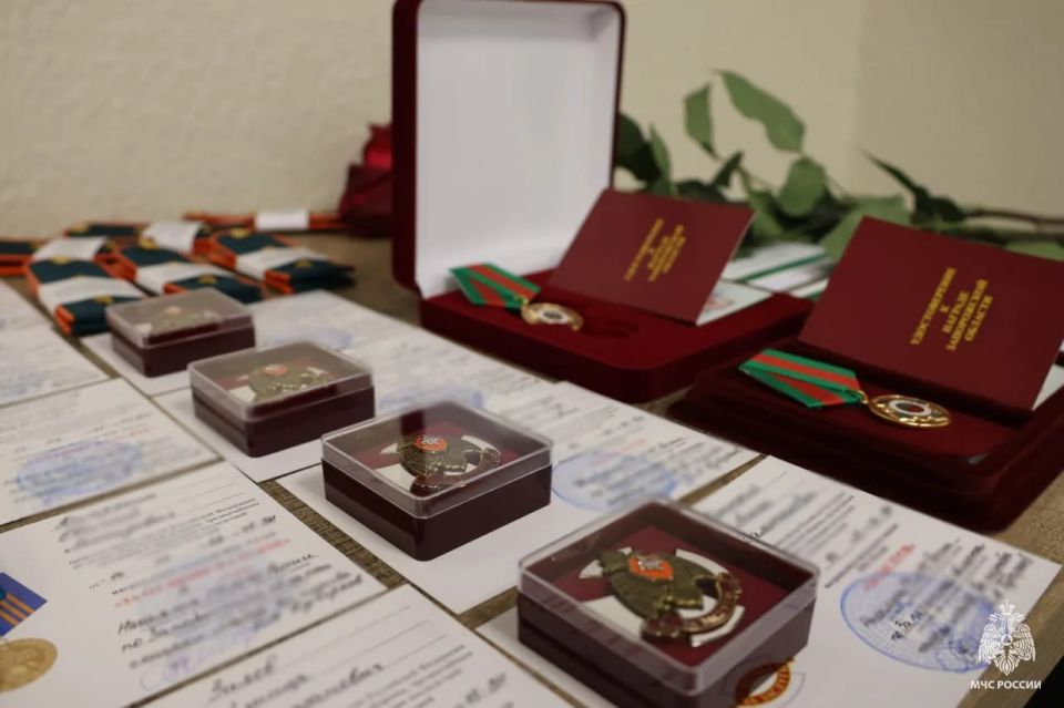 В преддверии Дня Спасателя Российской Федерации начальник Главного управления МЧС России по Запорожской области, генерал-майор внутренней службы Дмитрий Кучерков поздравил личный состав с праздником и вручил спасателям...
