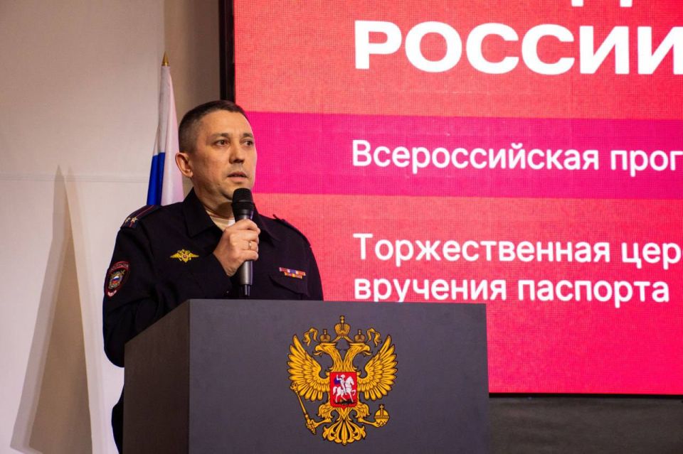 Первые паспорта вручили юным жителям Мелитополя