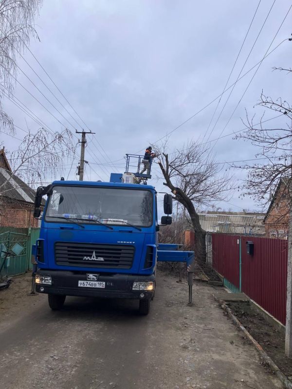 Пензенцы повышают надежность работы линий электропередач в городе Пологи