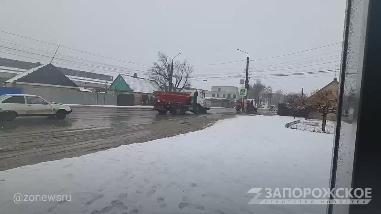 Предновогодний подарок в виде снега коммунальные службы и детвора Мелитополя воспринимают по-разному