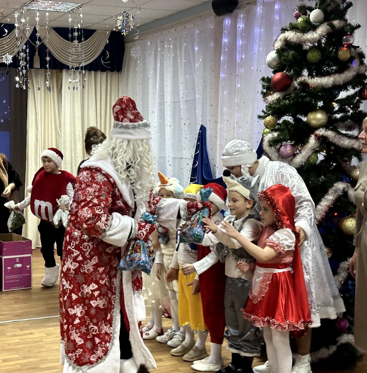 Сотрудники УМВД России «Мелитопольское» присоединились к всероссийской акции «Полицейский Дед Мороз»