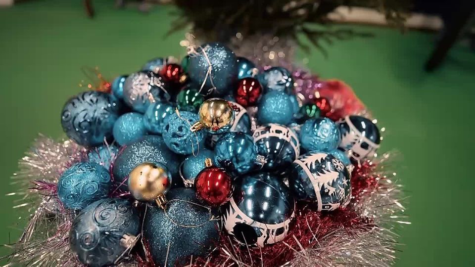 Во все 45 детских центров в воссоединенных регионах привезли живые елки