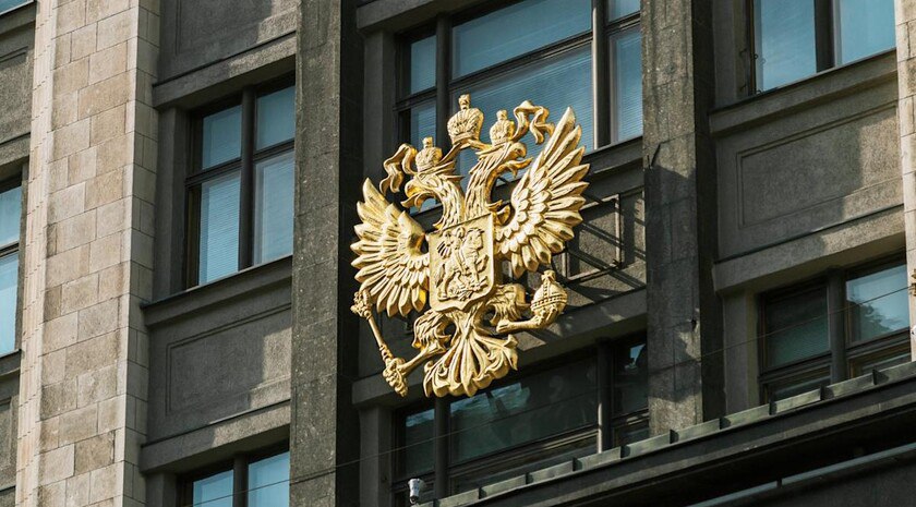 Наличие крестов на гербе России закрепили в законе