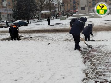 В Мелитополе коммунальные службы расчищают улицы от снега