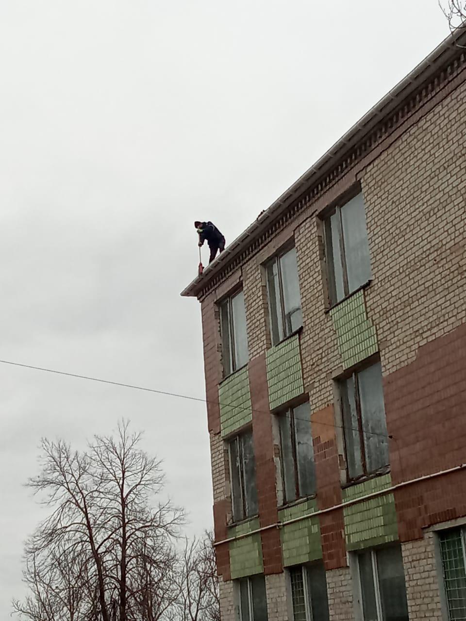 Специалисты из Ингушетии прочистили водостоки в школе в селе Кирово