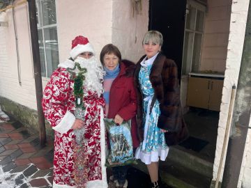 Перед Новым годом услышать добрые слова поздравлений и пожелания счастья и здоровья, получить подарок хочется каждому человеку - и детям, и взрослым