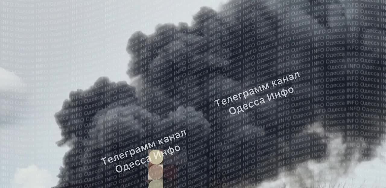 О мощном взрыве в районе порта Одессы сообщают украинские телеграм-каналы