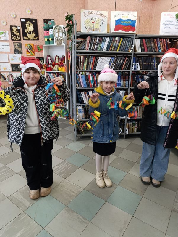 В Чернозёмненском сельском доме культуры совместно с библиотекой прошёл мастер-класс "Новогодняя игрушка"