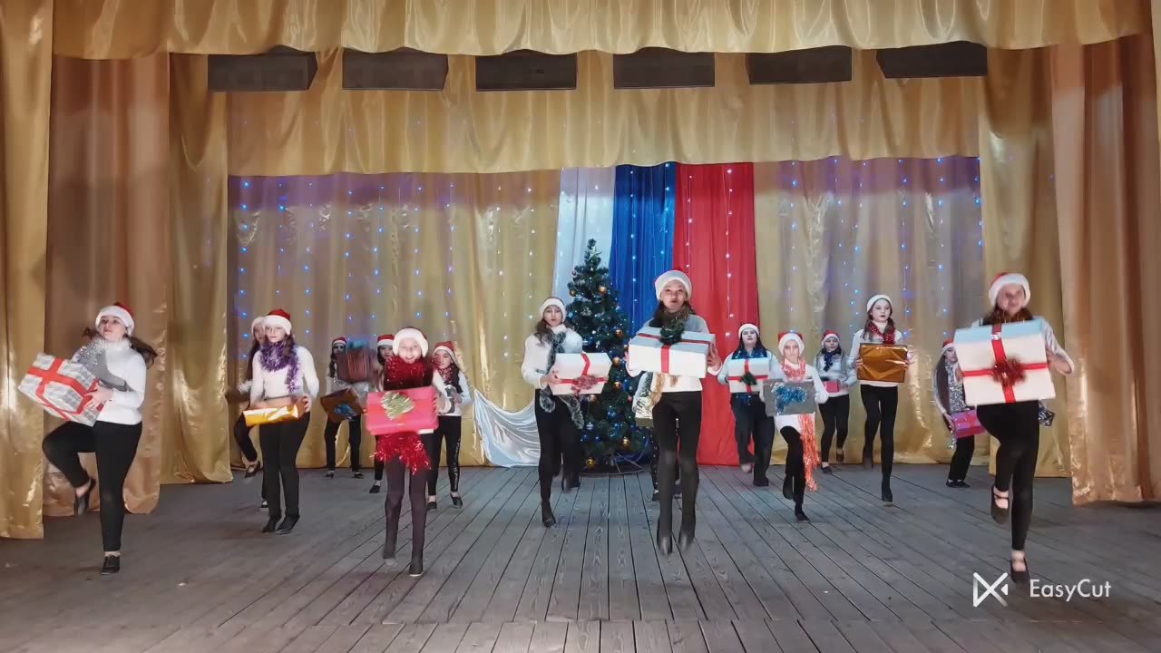 Горьковский СДК поздравляет всех с наступающим Новым Годом!