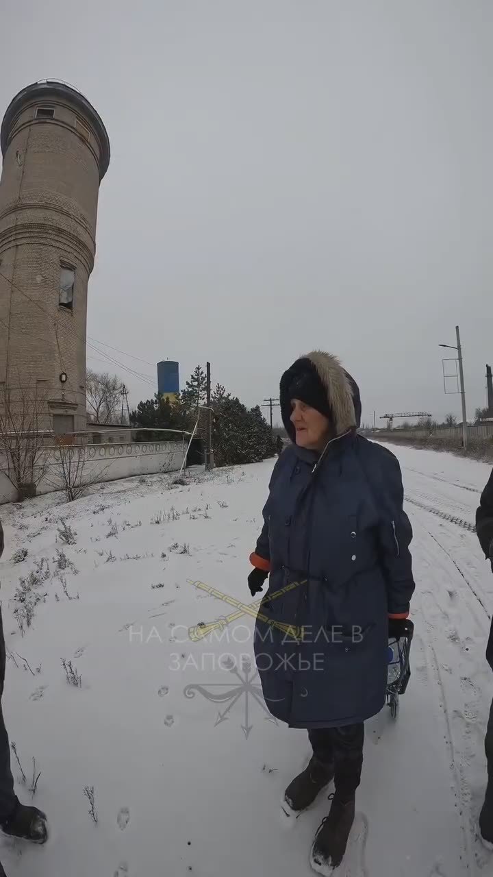 Русский солдат бабушку не обидит даже если рядом есть законная цель