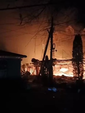 Кадры пожара в гостинице в Херсонской области, в котором погибли 24 человека