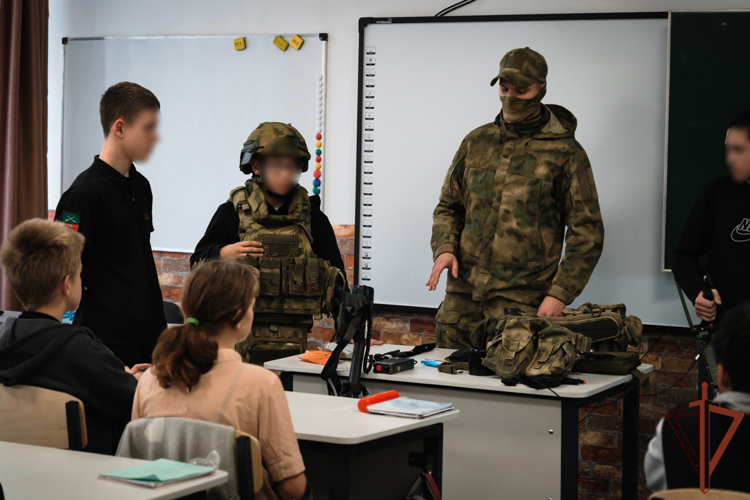 В Херсонской и Запорожской областях росгвардейцы провели встречи со школьниками