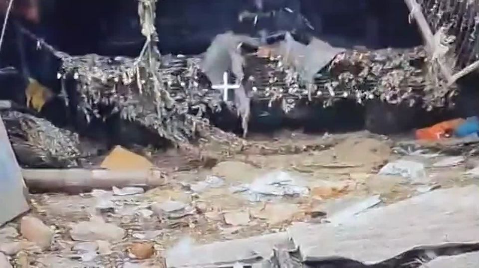 Запорожская область. н.п.Орехов Оператор дрона-камикадзе 1251 полка и 173 отряда Спн 58 Армии обнаружил и уничтожил танк ВСУ, который они пытались спрятать в жилой застройке