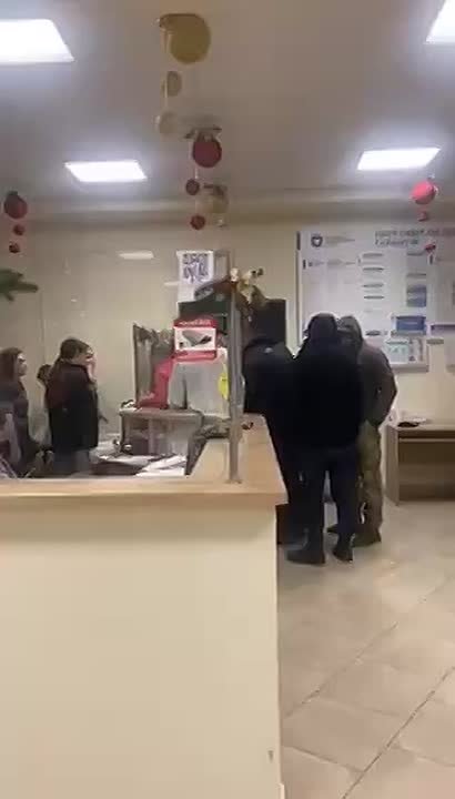 В Луцке ТЦКашники и полиция мобилизуют мужика прямо в городской больнице