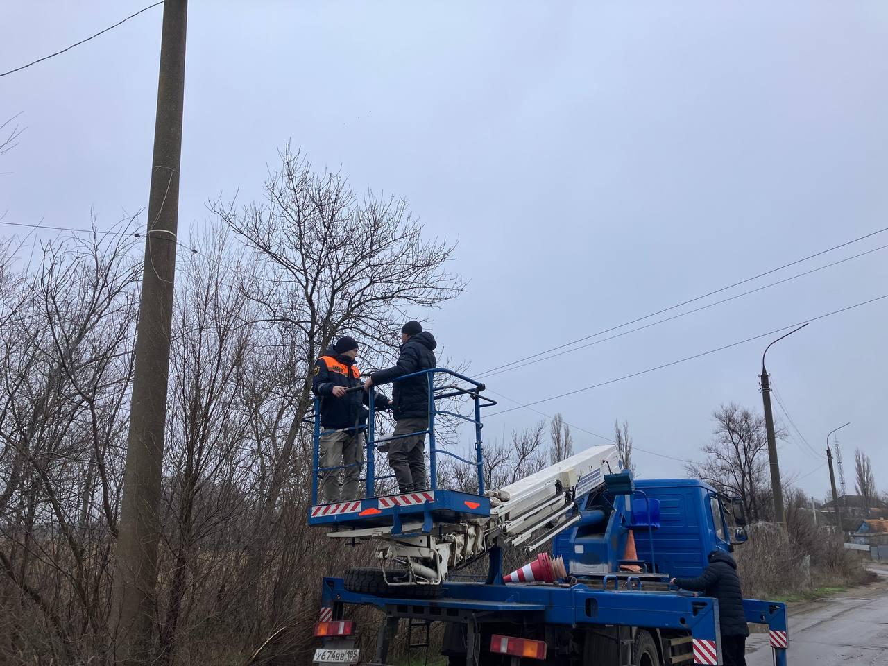 Пензенская бригада восстановила линии электропередач на улице Фрунзе в Пологах