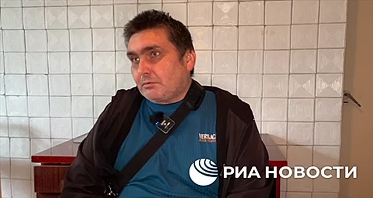 Боевики ВСУ на пикапах вывозили электронику и мебель из пустых домов жителей Ямполя, рассказал беженец Сергей Болдарев