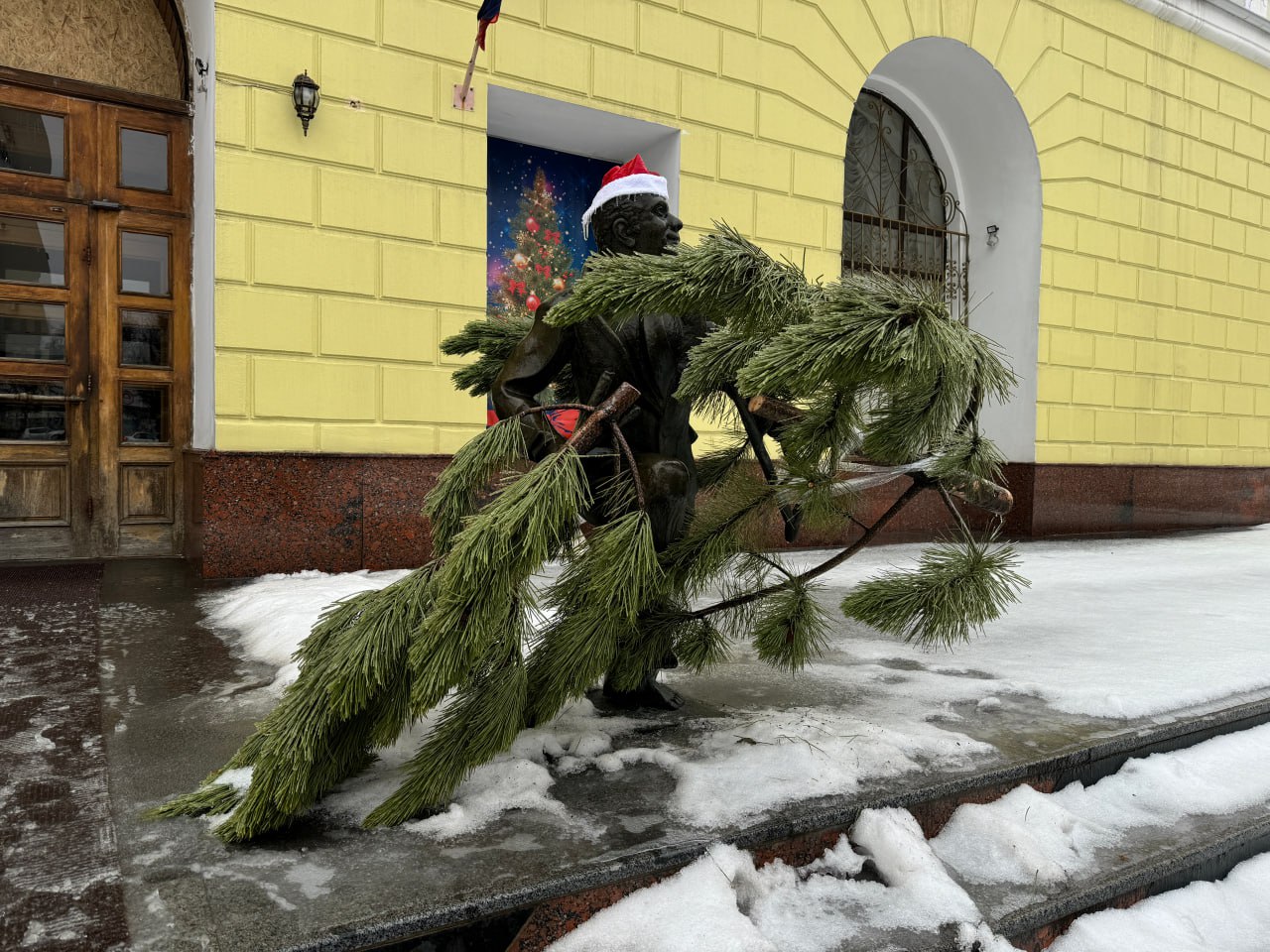 В Донецке памятник исцелившемуся пациенту примерил новогодний наряд!