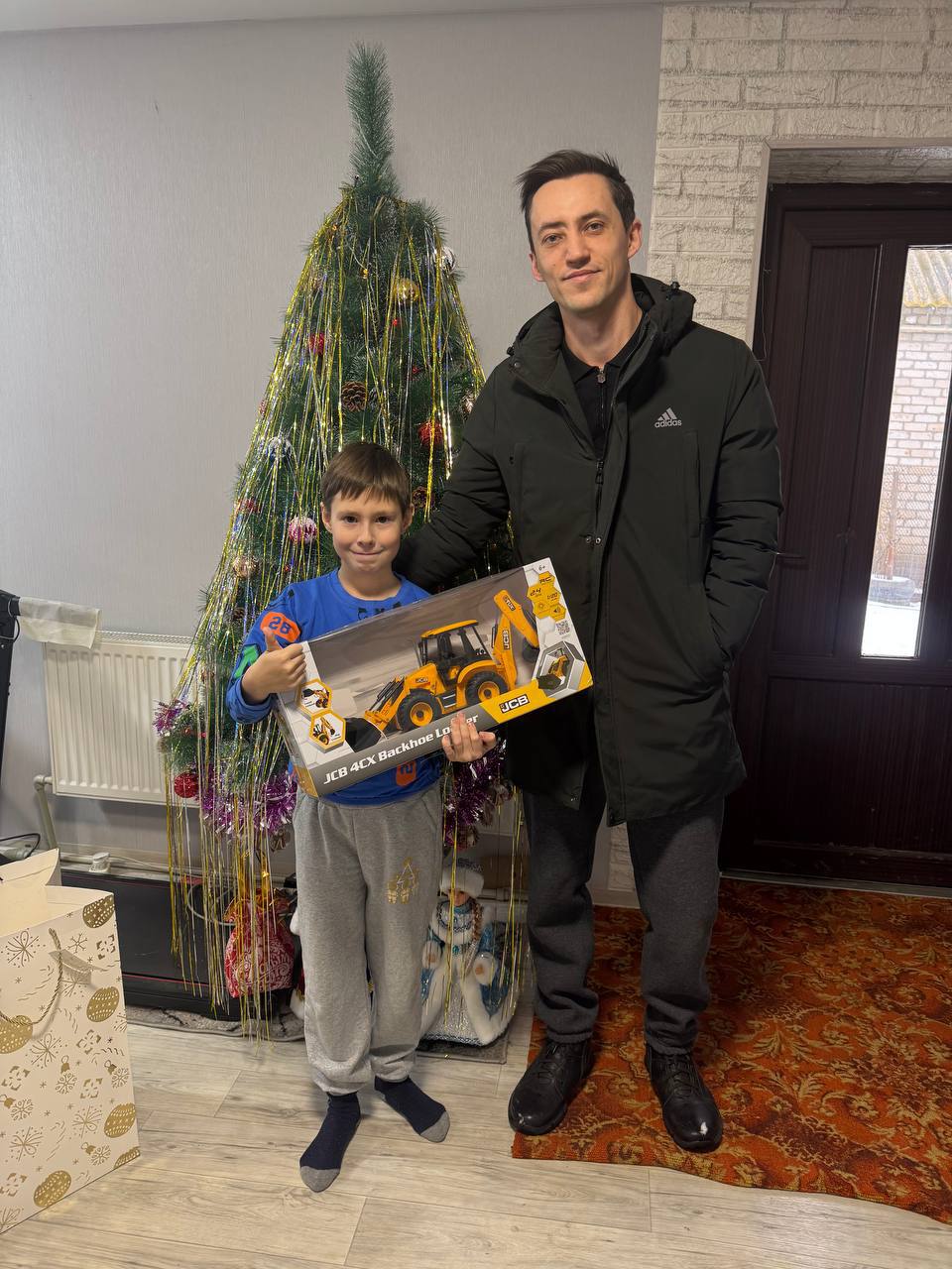 Продолжаем делиться кадрами вручения подарков детям в рамках всероссийской акции «Елка желаний» – с участием сотрудников Министерства и аграриев области