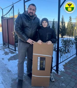 Депутат Мелитопольского городского Совета Анатолий Панчев передал мальчику спортивный инвентарь — настенный турник и брусья, о которых ребенок давно мечтал, в рамках благотворительной акции «Елка желаний»