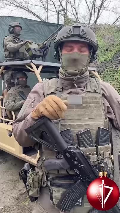 Бойцы мобильных огневых групп Росгвардии по Запорожской области поздравляют с праздниками и напоминают о важном