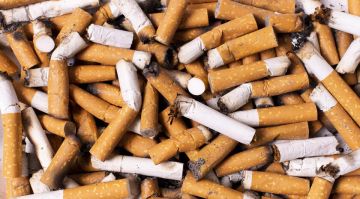 Эксперт рассказал, почему курить зимой особенно вредно