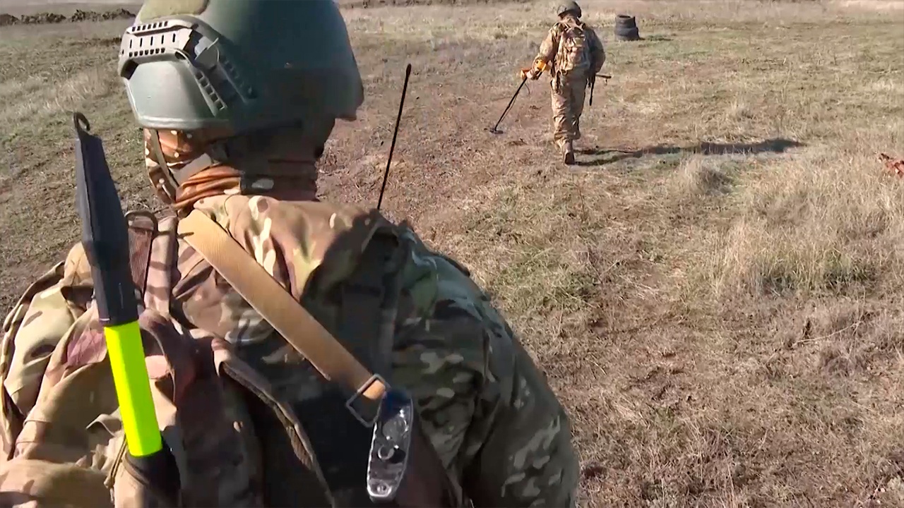 Саперы ВДВ поделились кадрами разминирования в Запорожской области